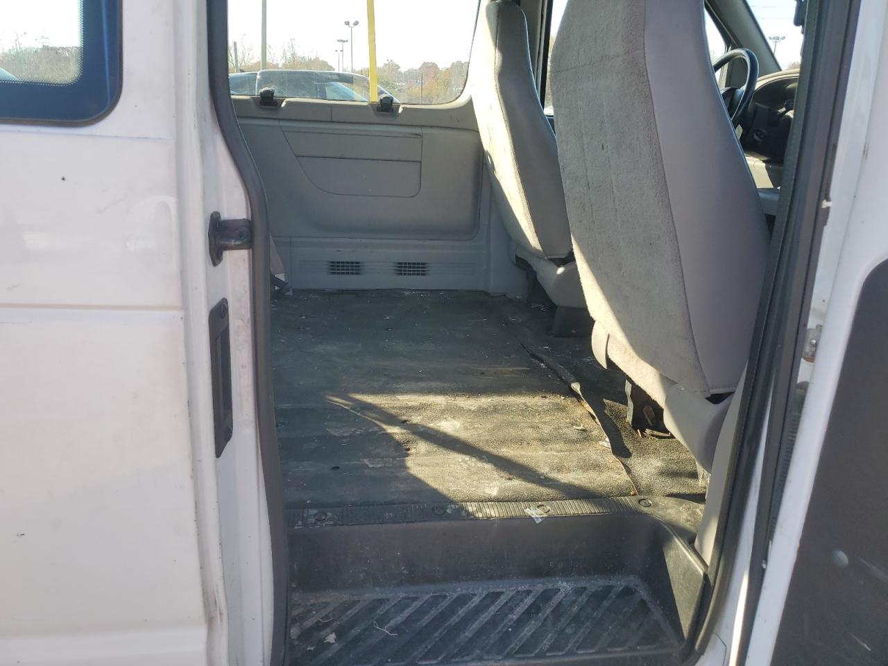 2000 Ford Econoline E350 Super Duty Wagon VIN: 1FBSS31L2YHC02997 Lot: 91029705