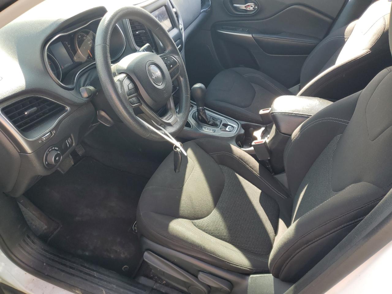 2019 Jeep Cherokee Latitude VIN: 1C4PJLCX2KD266427 Lot: 92248465