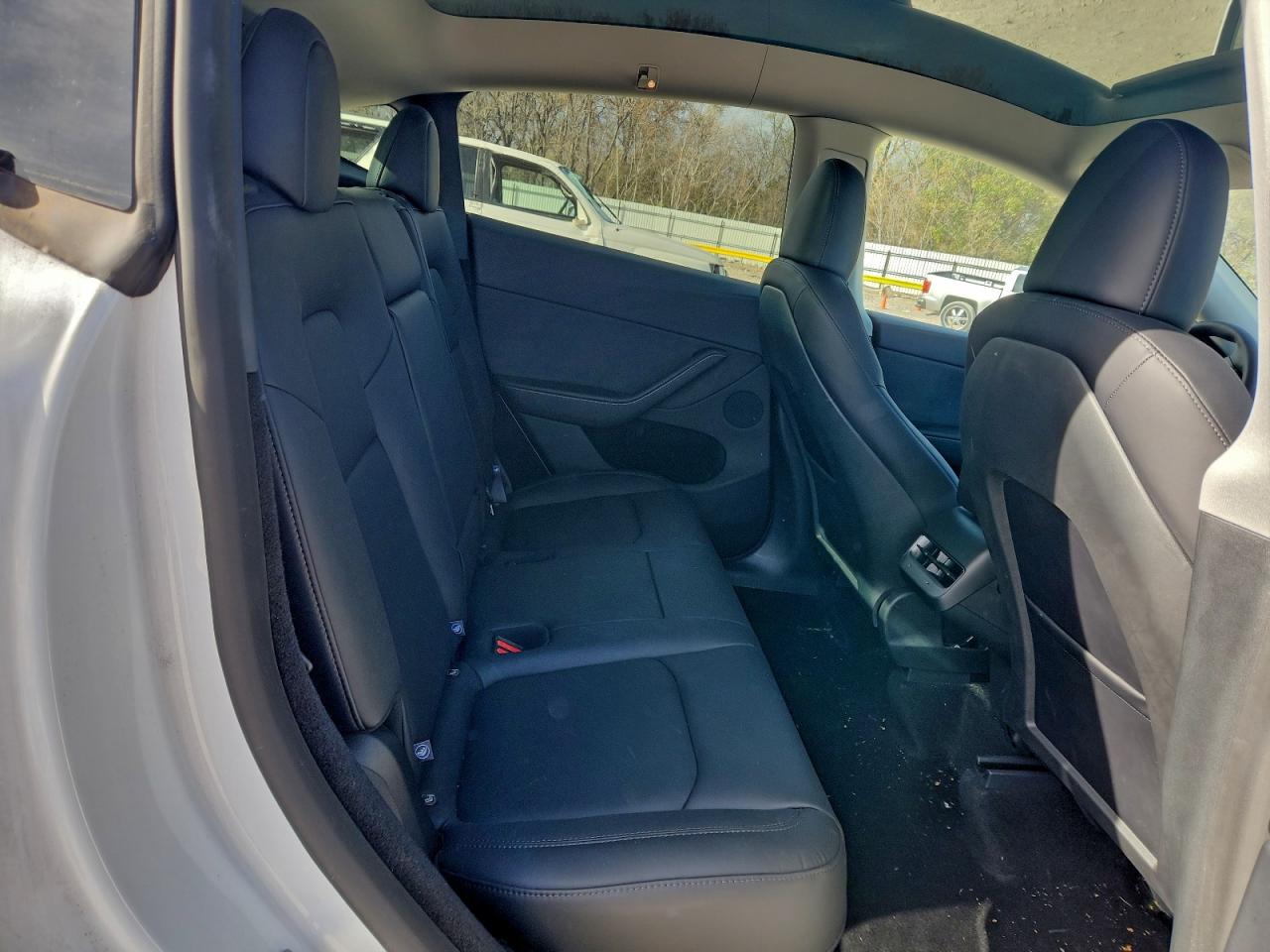 2024 Tesla Model Y VIN: 7SAYGDEF0RA331615 Lot: 93977555