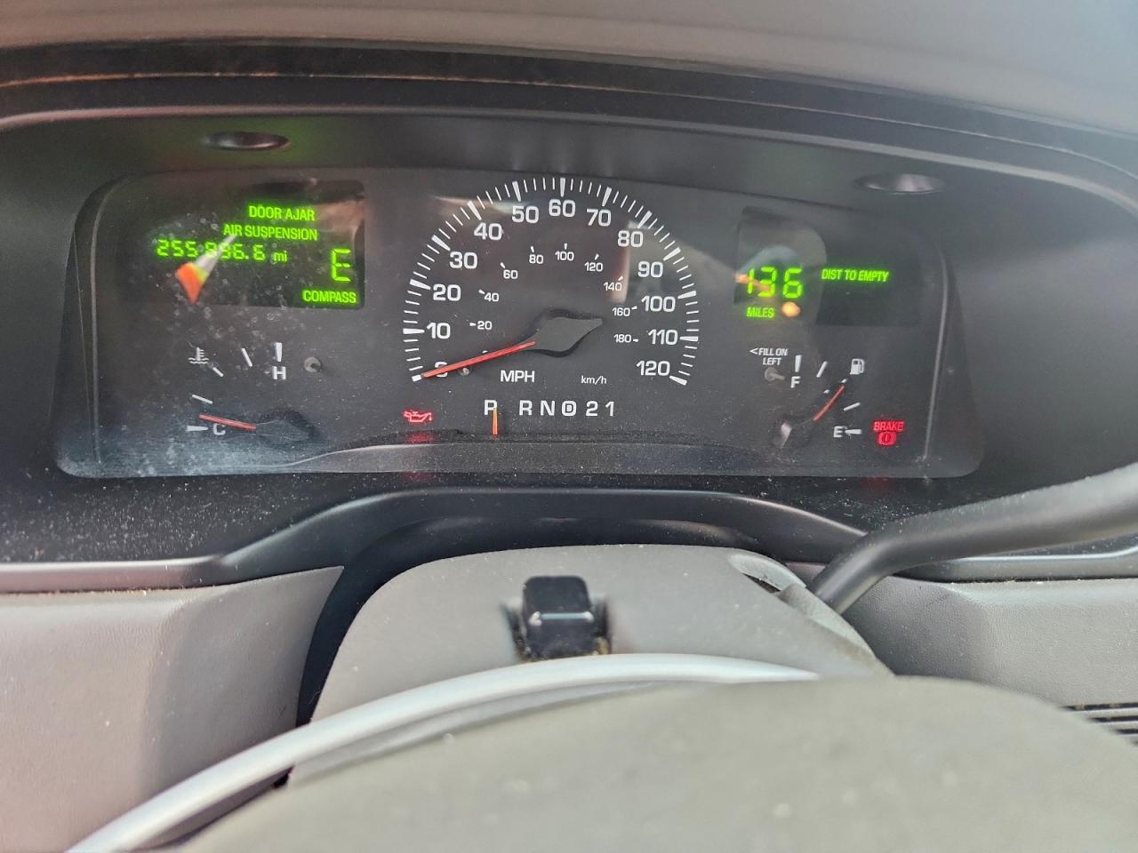 2000 Lincoln Town Car Signature VIN: 1LNHM82W5YY864154 Lot: 93235825