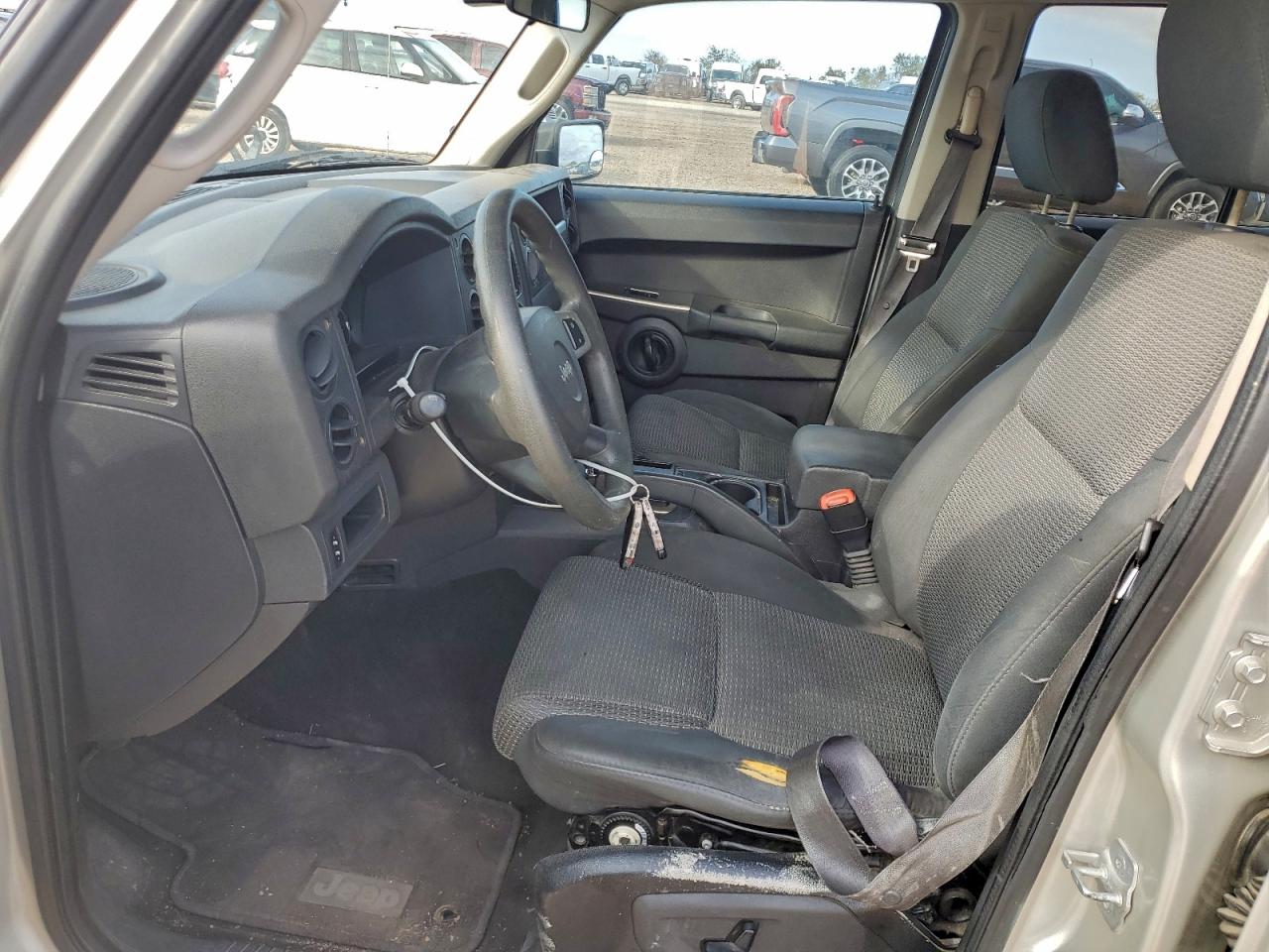 2008 Jeep Commander Sport VIN: 1J8HH48K48C240115 Lot: 94180245