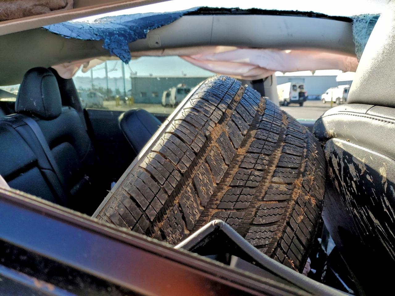 2024 Tesla Model Y VIN: 7SAYGDEE2RF132737 Lot: 93760855