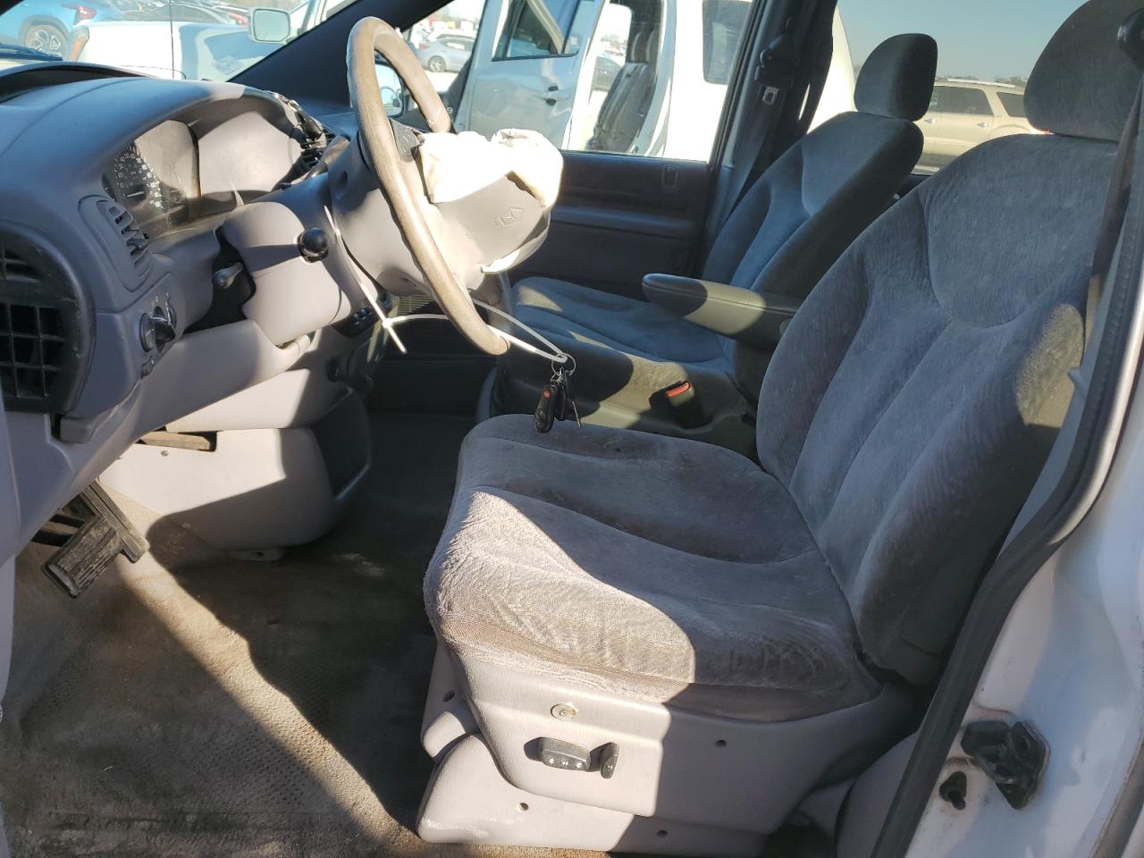 2000 Chrysler Town & Country Lx VIN: 1C4GP44G4YB743639 Lot: 92471735