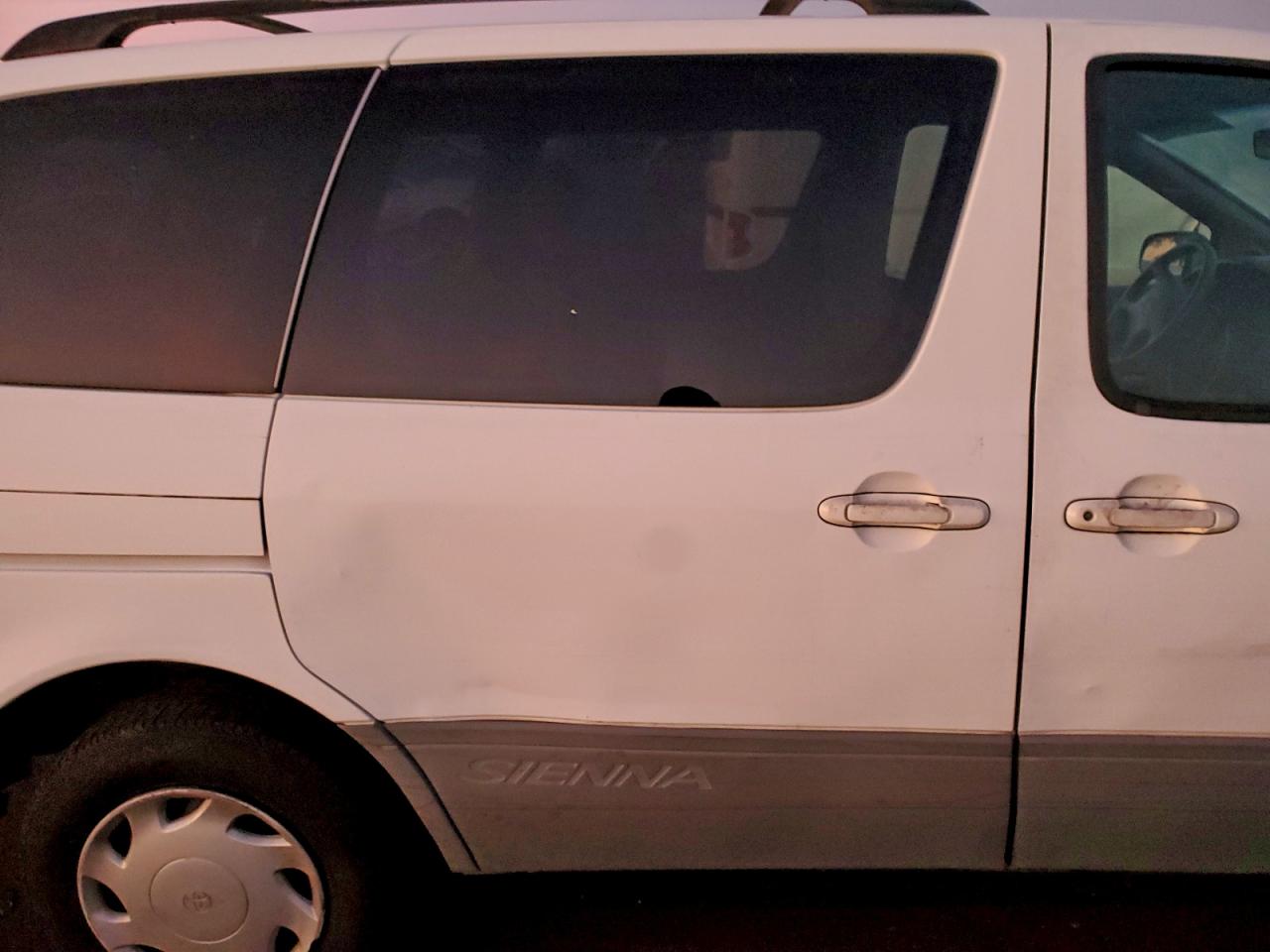 2000 Toyota Sienna Le VIN: 4T3ZF13C2YU228011 Lot: 94192355