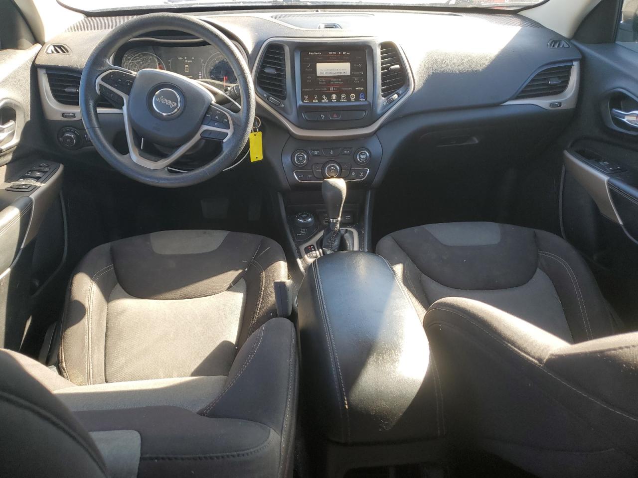 2018 Jeep Cherokee Latitude VIN: 1C4PJMCB2JD587215 Lot: 92573645