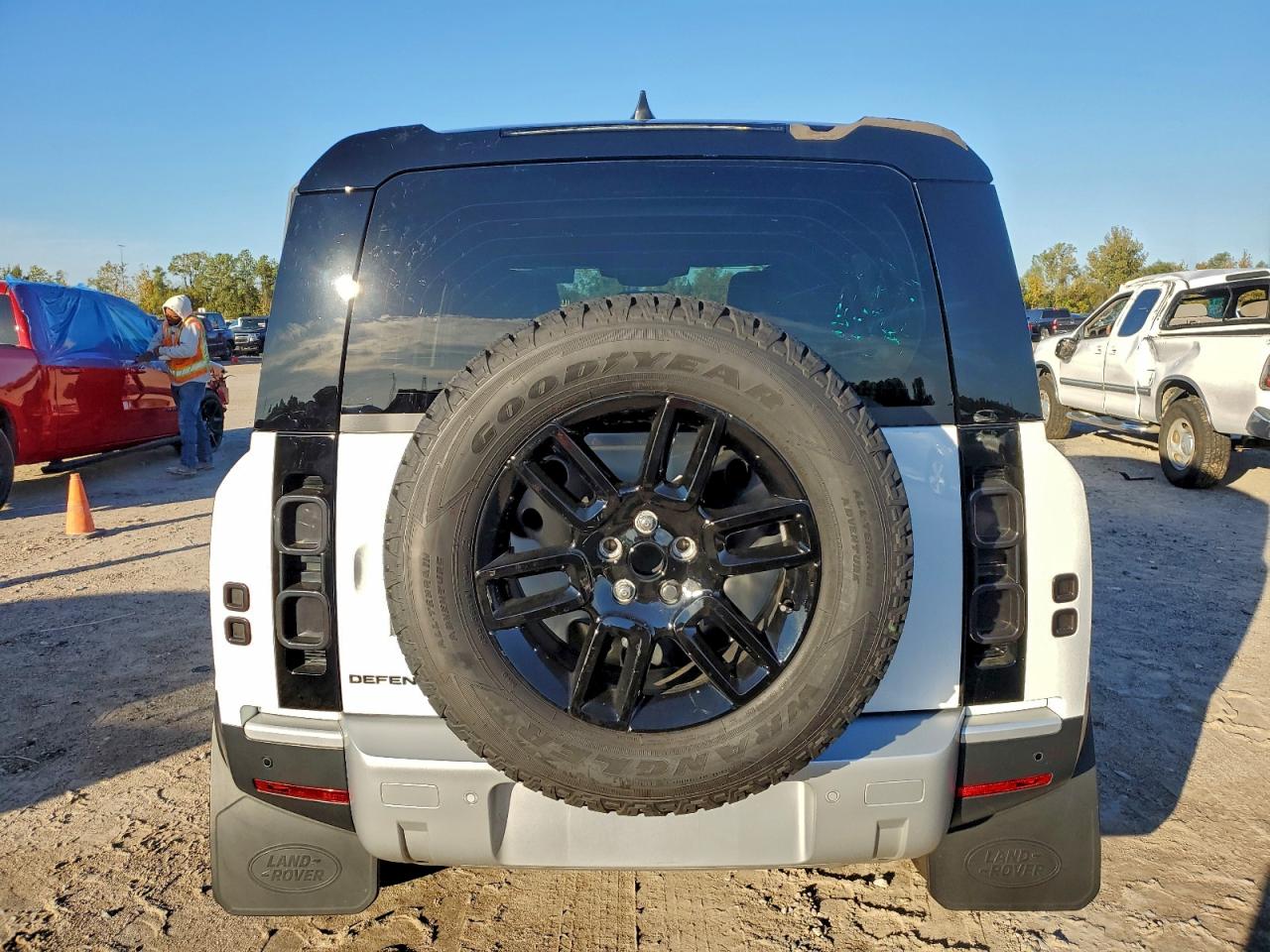 2024 Land Rover Defender 110 S VIN: SALEJ7EX2R2258239 Lot: 94658555