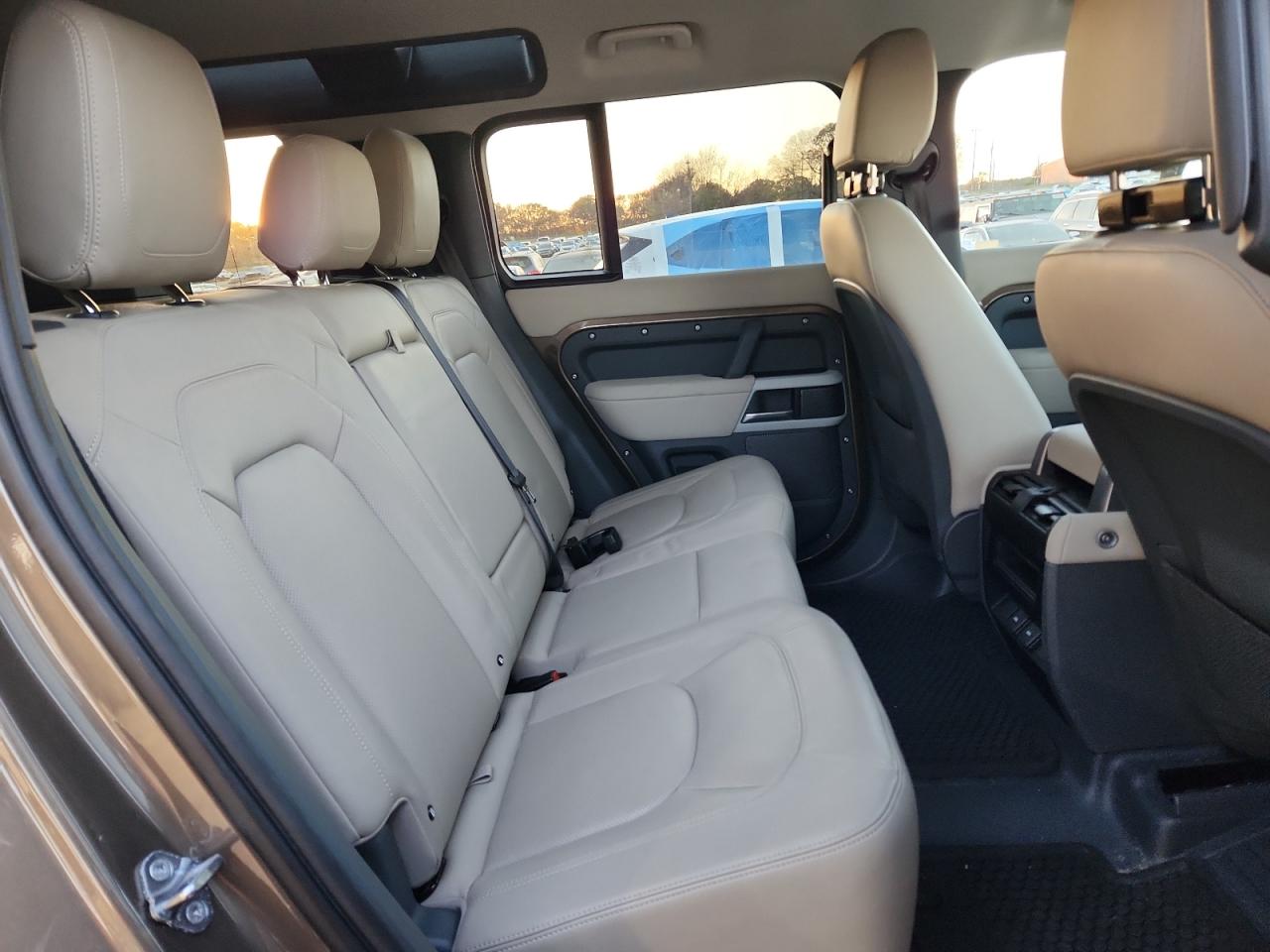 2024 Land Rover Defender 110 S VIN: SALEJ7EU7R2279044 Lot: 92500405