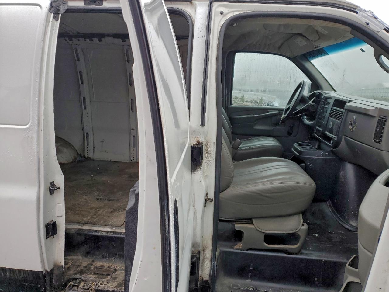 2004 Chevrolet Express G3500 VIN: 1GCHG35U141151702 Lot: 94518635