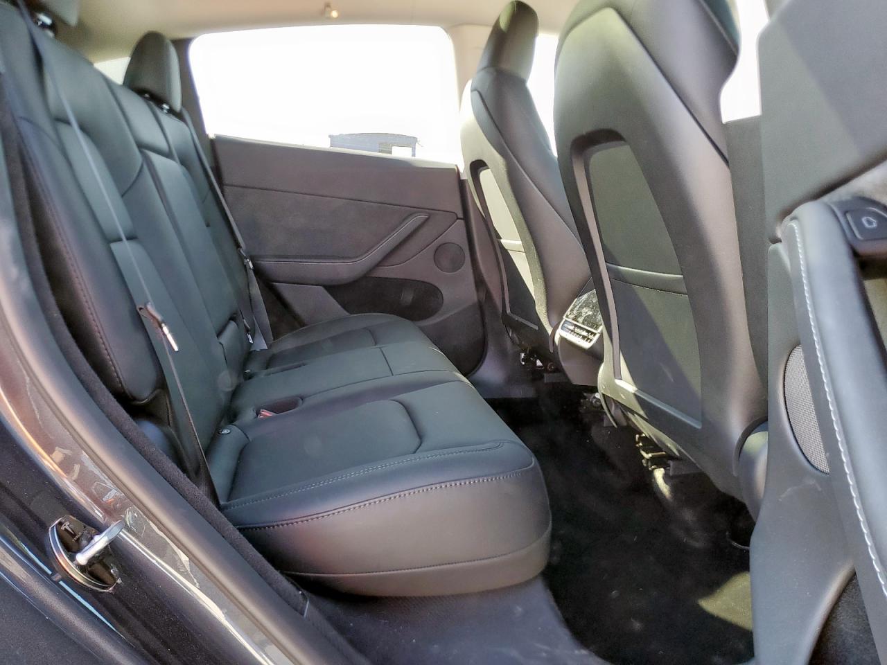 2024 Tesla Model Y VIN: 7SAYGDEEXRA242562 Lot: 90516775