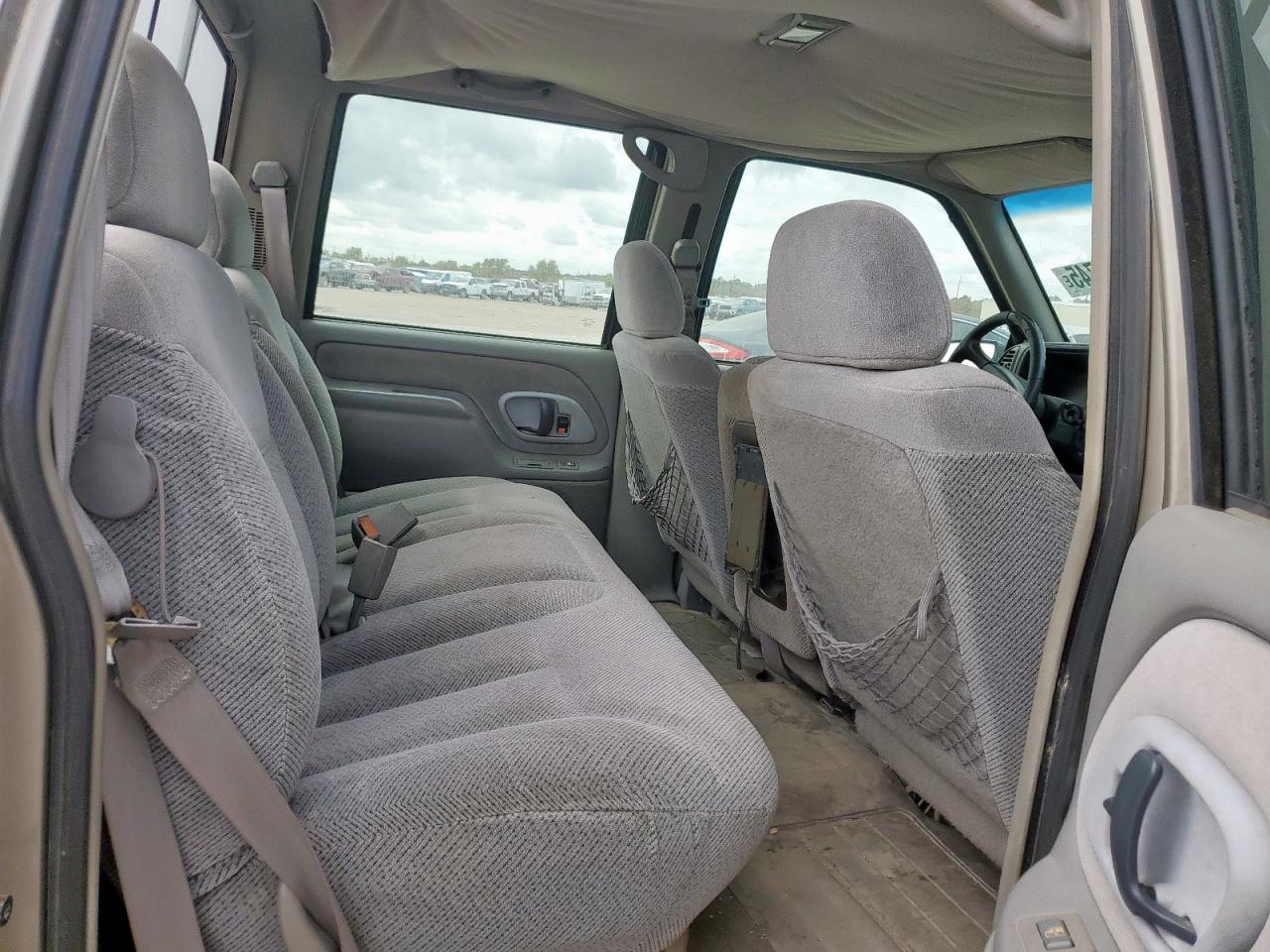 2000 Chevrolet Gmt-400 C3500 VIN: 1GCGC33R2YF493951 Lot: 87463745