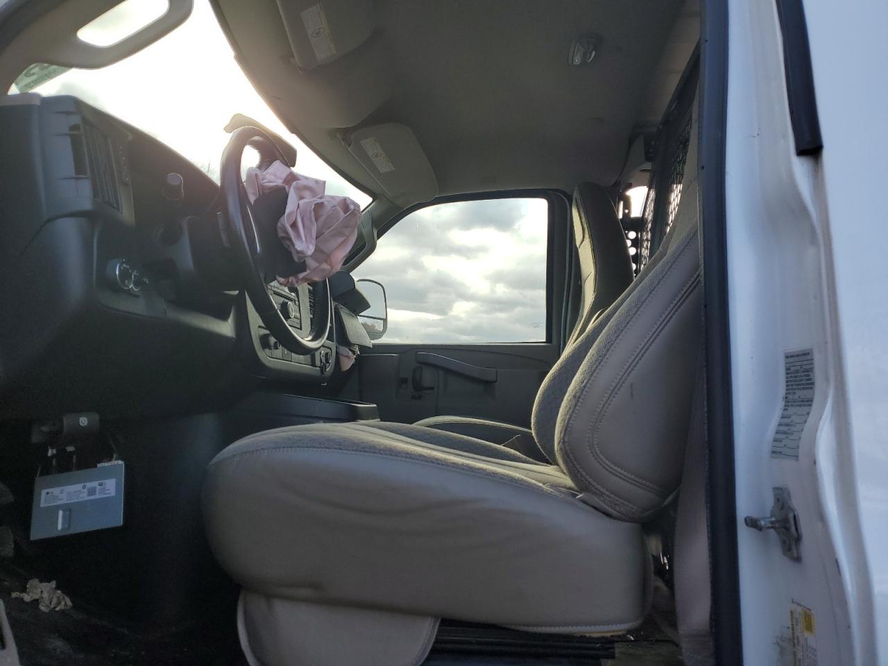 2017 Chevrolet Express G2500 Delivery Van VIN: 1GCWGAFFXH1318592 Lot: 92176435