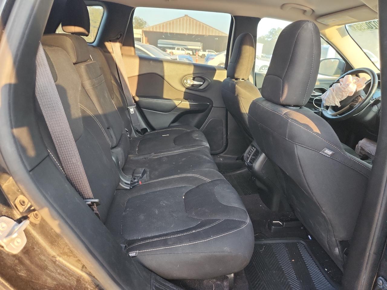 2016 Jeep Cherokee Latitude VIN: 1C4PJLCB4GW200638 Lot: 93070255