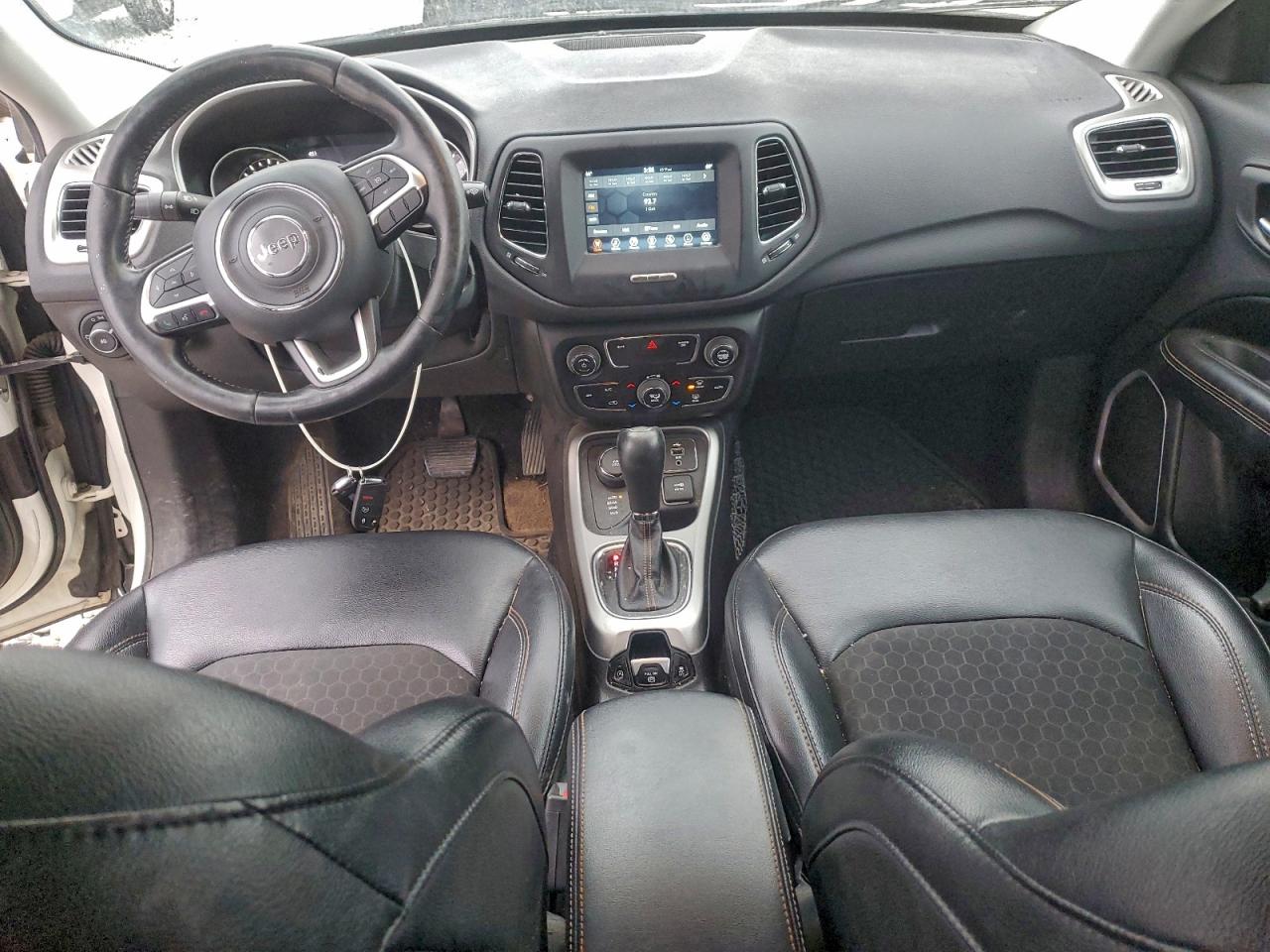 2018 Jeep Compass Latitude VIN: 3C4NJDBB9JT418618 Lot: 92929905