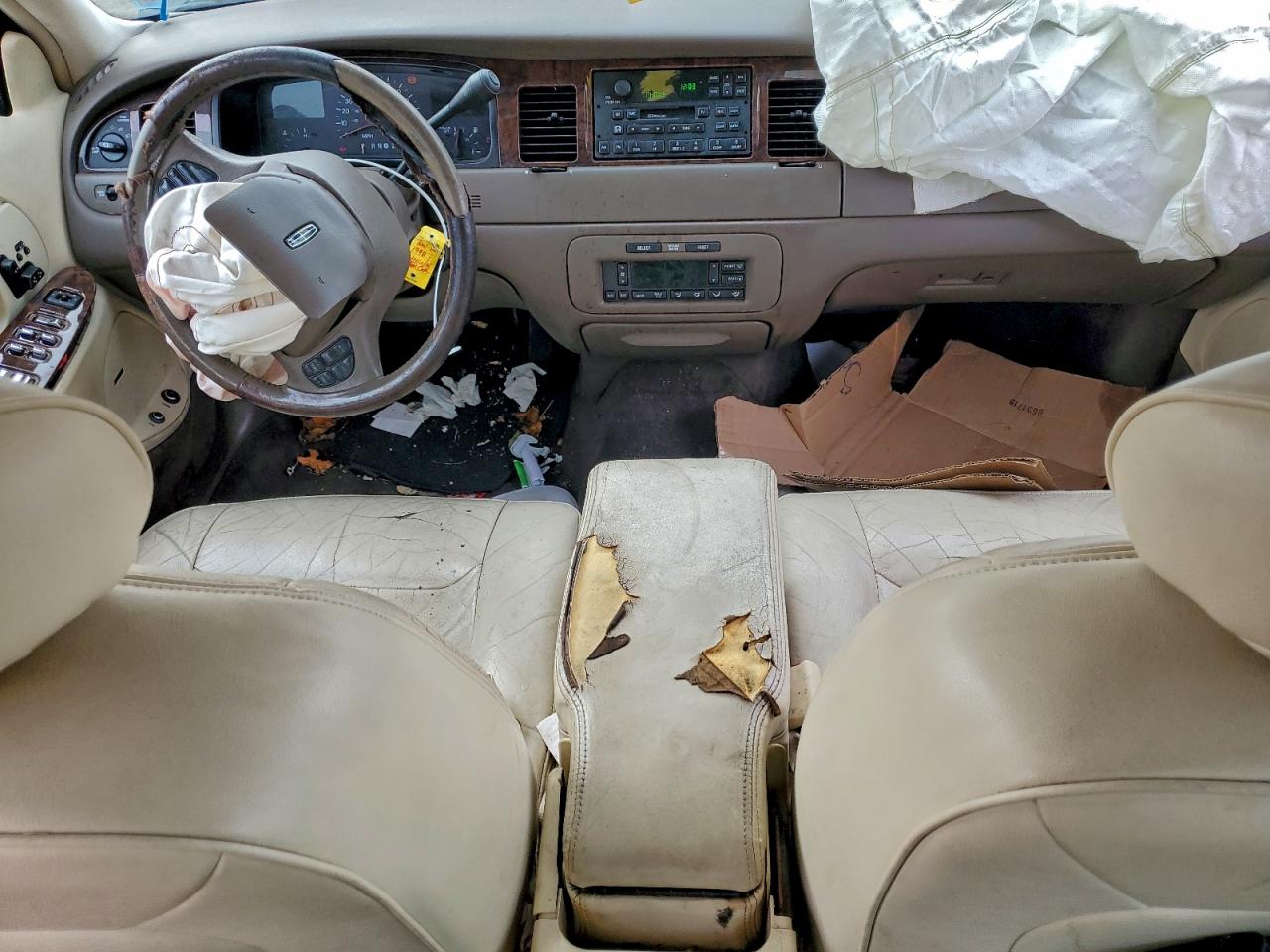 1998 Lincoln Town Car Signature VIN: 1LNFM82WXWY658820 Lot: 94056665