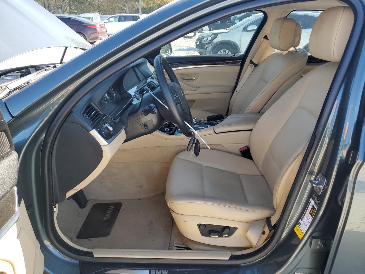 Фото: WBAXG5C52CDY29435