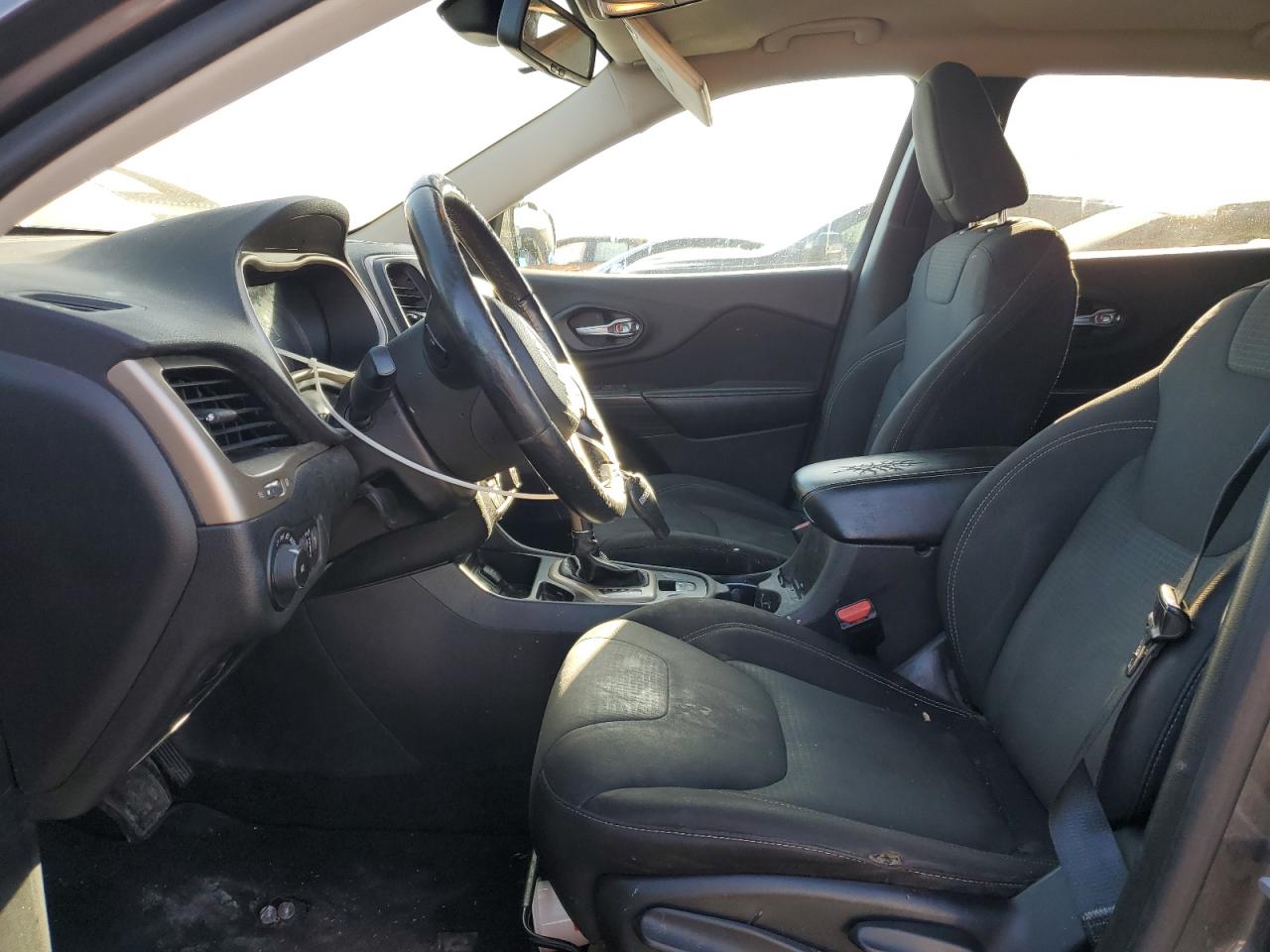 2016 Jeep Cherokee Latitude VIN: 1C4PJLCB5GW281682 Lot: 92090995