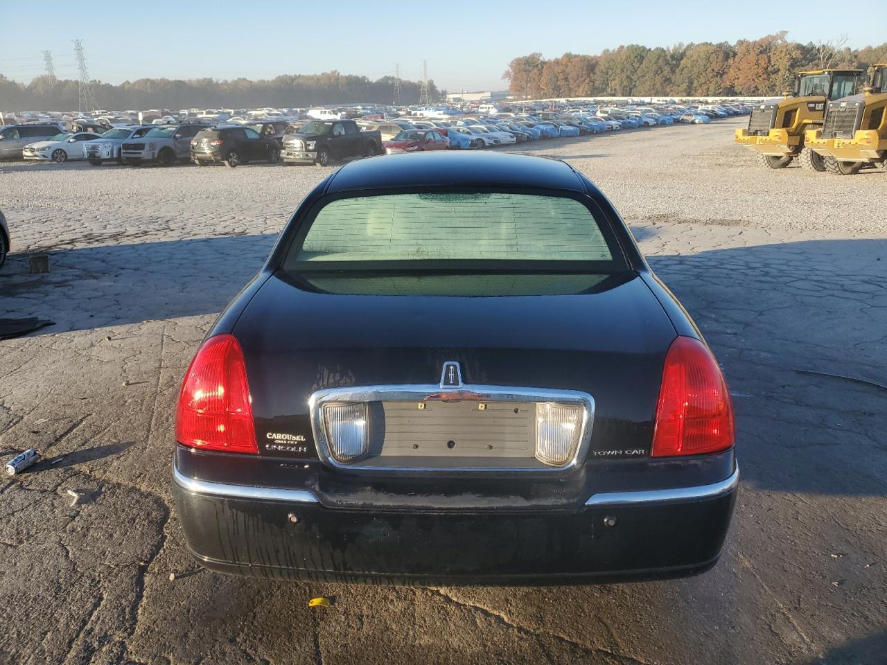 2003 Lincoln Town Car Signature VIN: 1LNHM82W13Y614712 Lot: 92677455