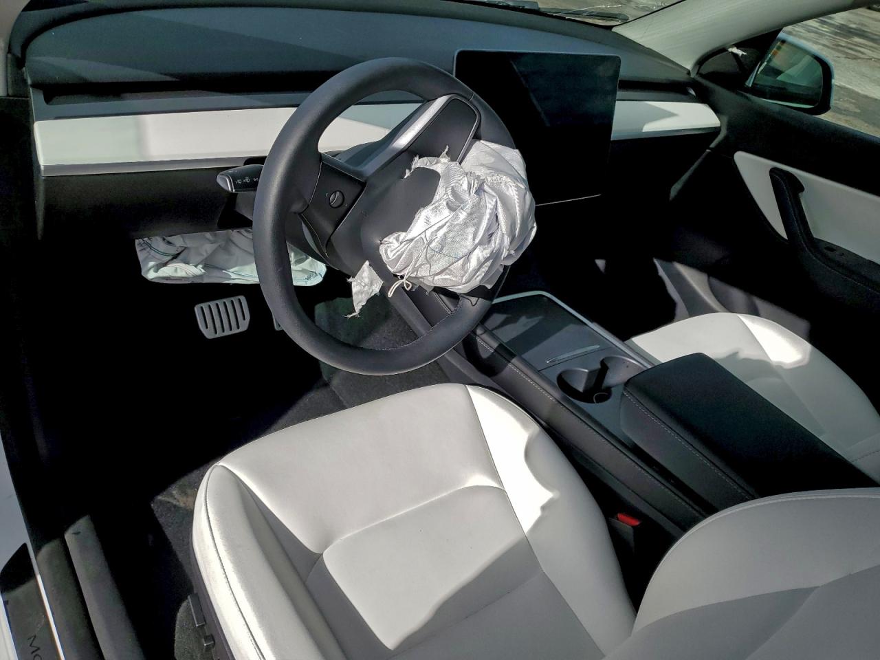 2022 Tesla Model Y VIN: 7SAYGDEF5NF390415 Lot: 94067395