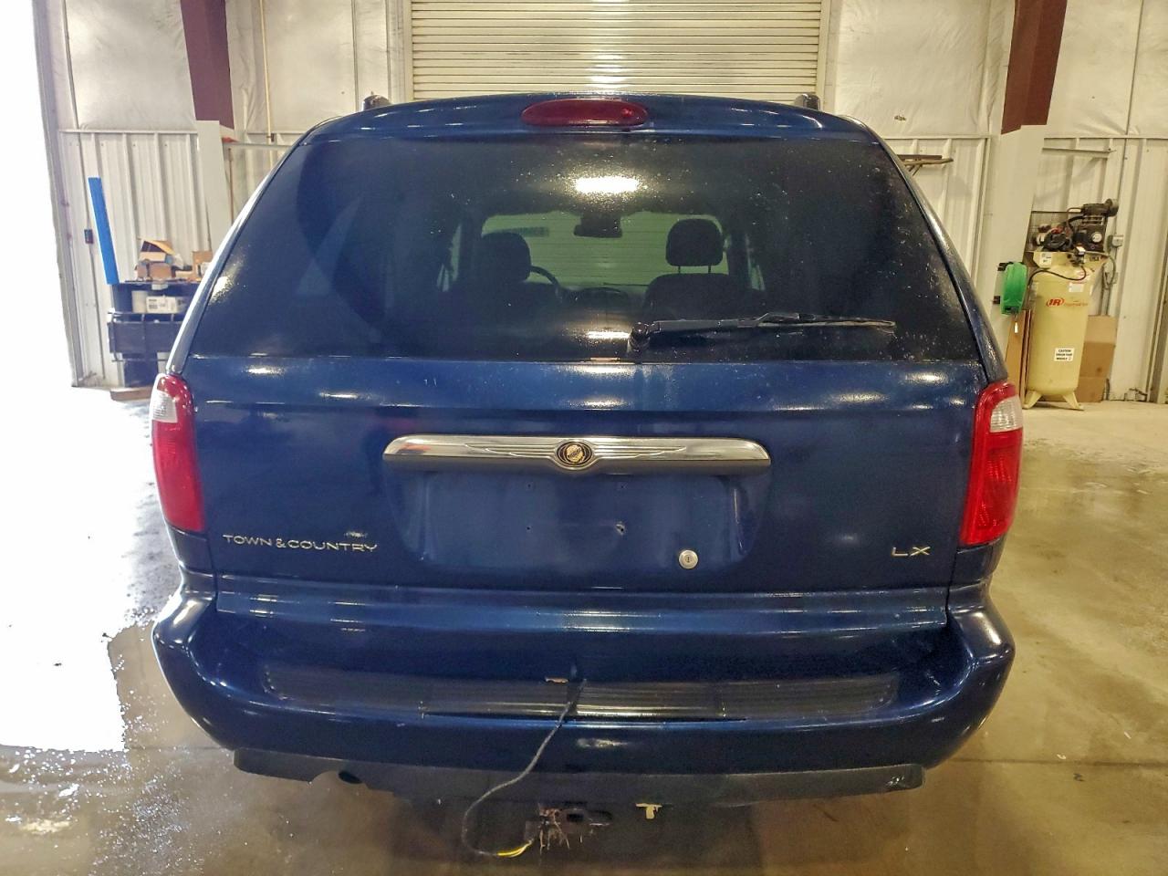 2005 Chrysler Town & Country Lx VIN: 2C4GP44R85R398176 Lot: 93988635