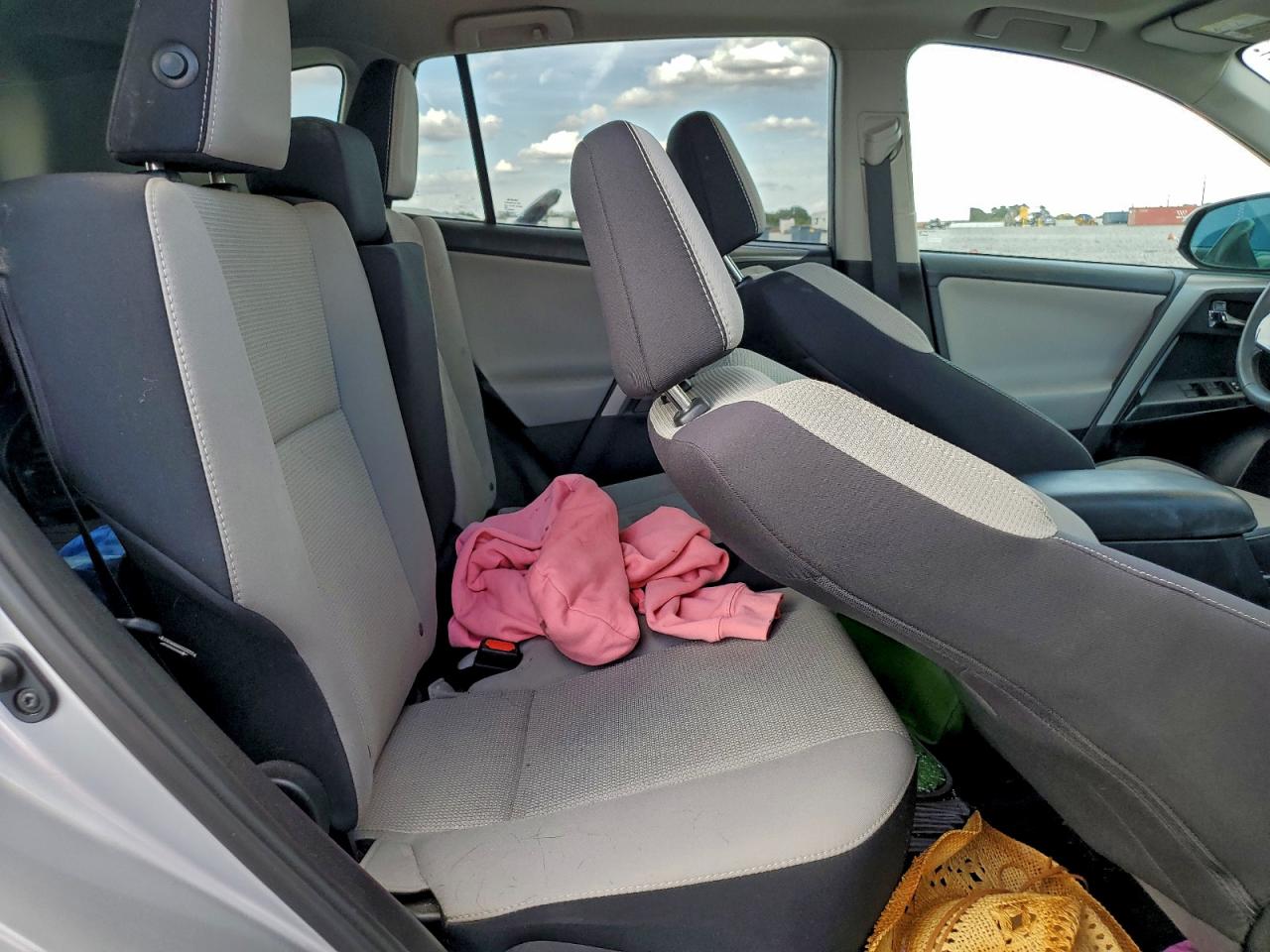 2017 Toyota Rav4 Xle VIN: 2T3RFREV8HW690750 Lot: 94395555