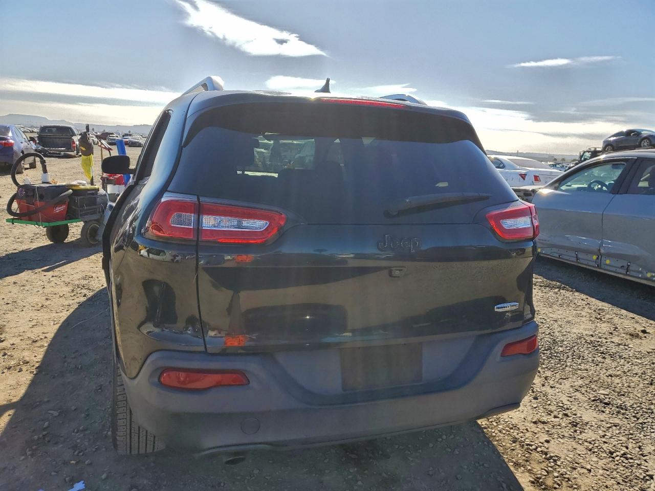 2015 Jeep Cherokee Latitude VIN: 1C4PJLCB8FW683310 Lot: 94810485