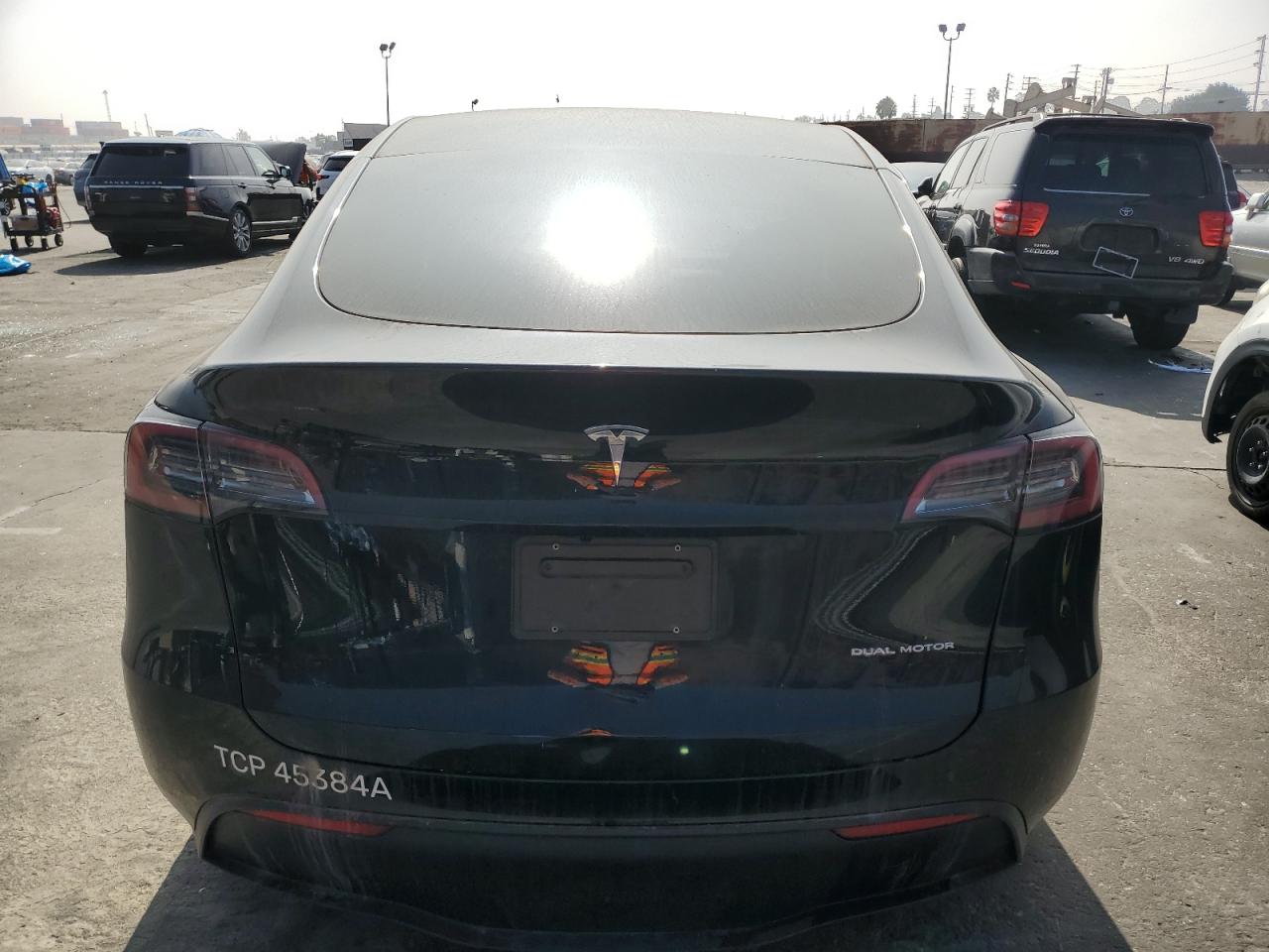 2024 Tesla Model Y VIN: 7SAYGDEEXRF988500 Lot: 90643565
