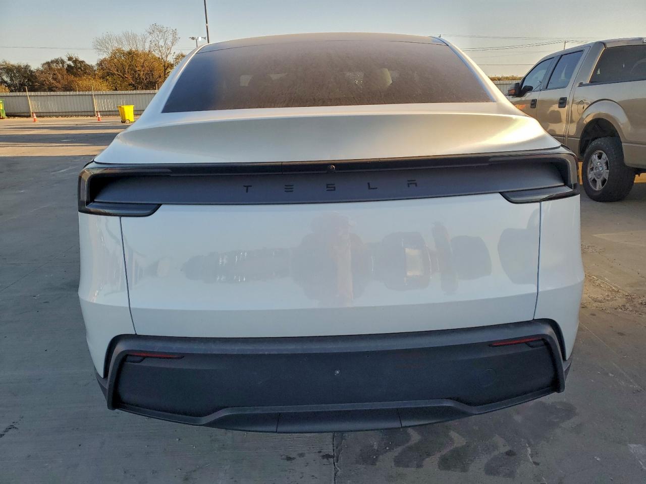 2026 Tesla Model Y VIN: 7SAYGDEDXTA491555 Lot: 92456235