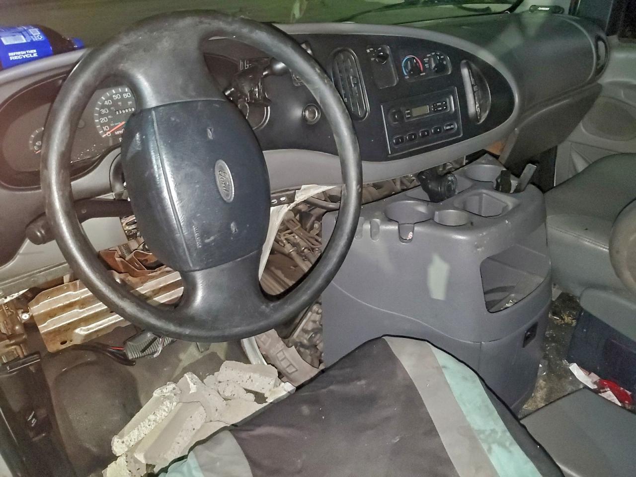 2001 Ford Econoline E250 Van VIN: B14310 Lot: 95113515