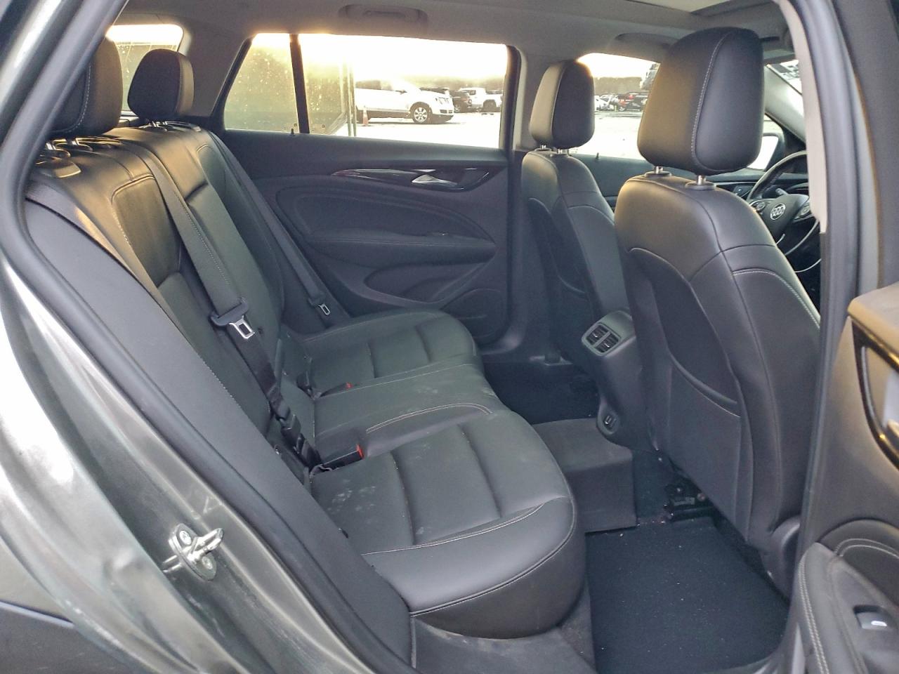 2018 Buick Regal Tourx Essence VIN: W04GV8SX9J1111158 Lot: 94490355