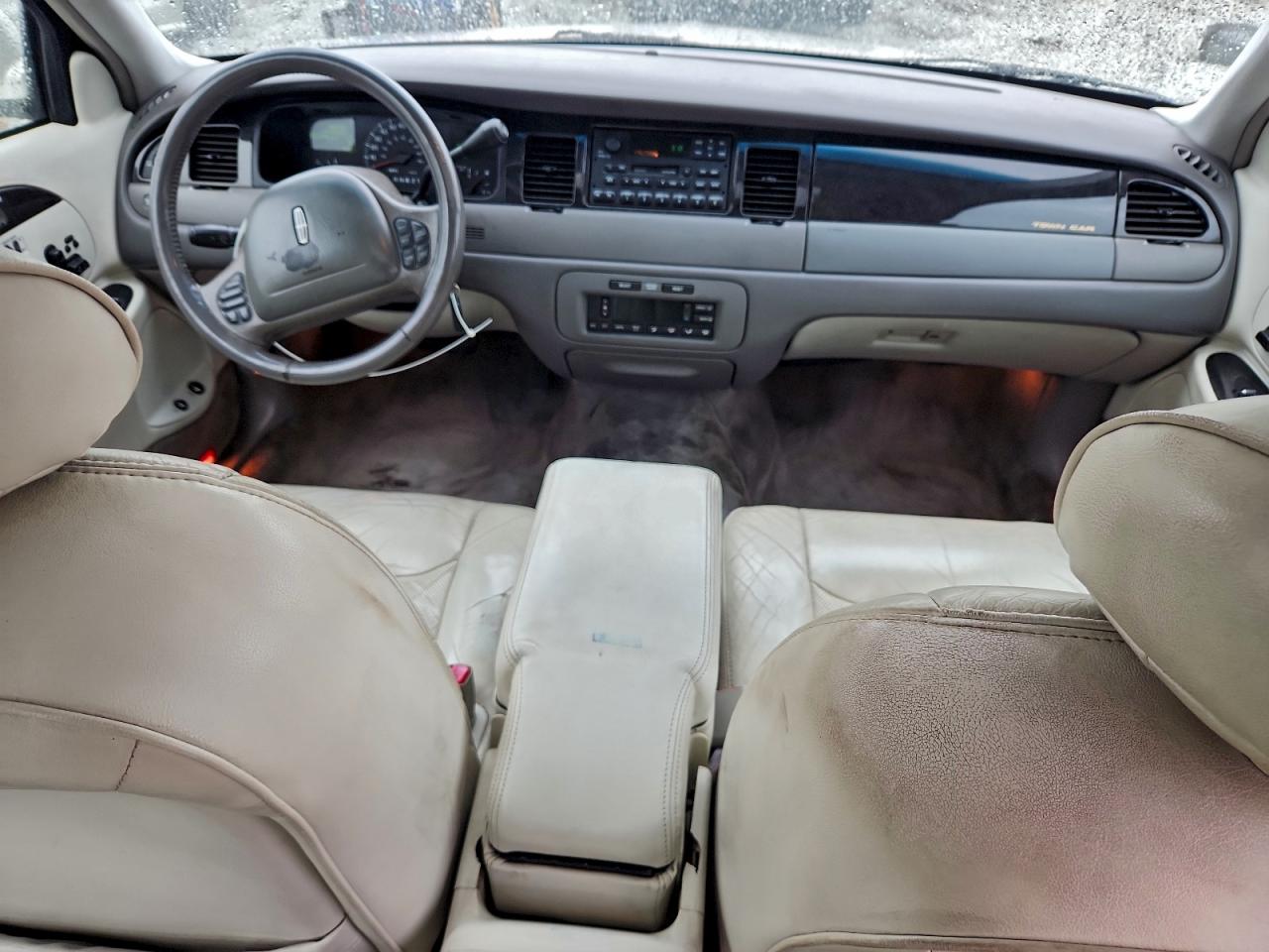 2000 Lincoln Town Car Signature VIN: 1LNHM82W5YY864154 Lot: 93235825