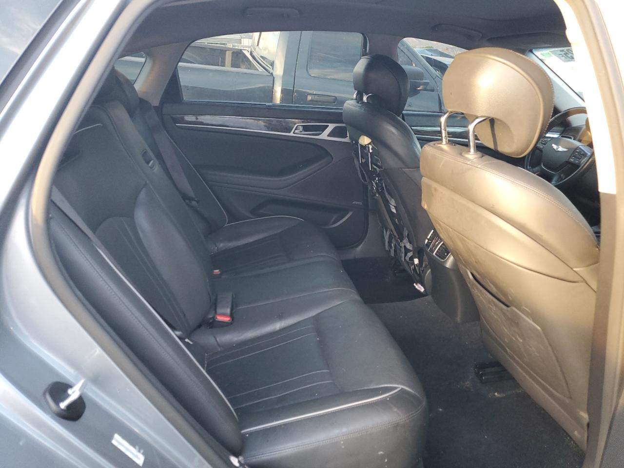 2015 Hyundai Genesis 3.8L VIN: KMHGN4JE2FU061770 Lot: 93360125