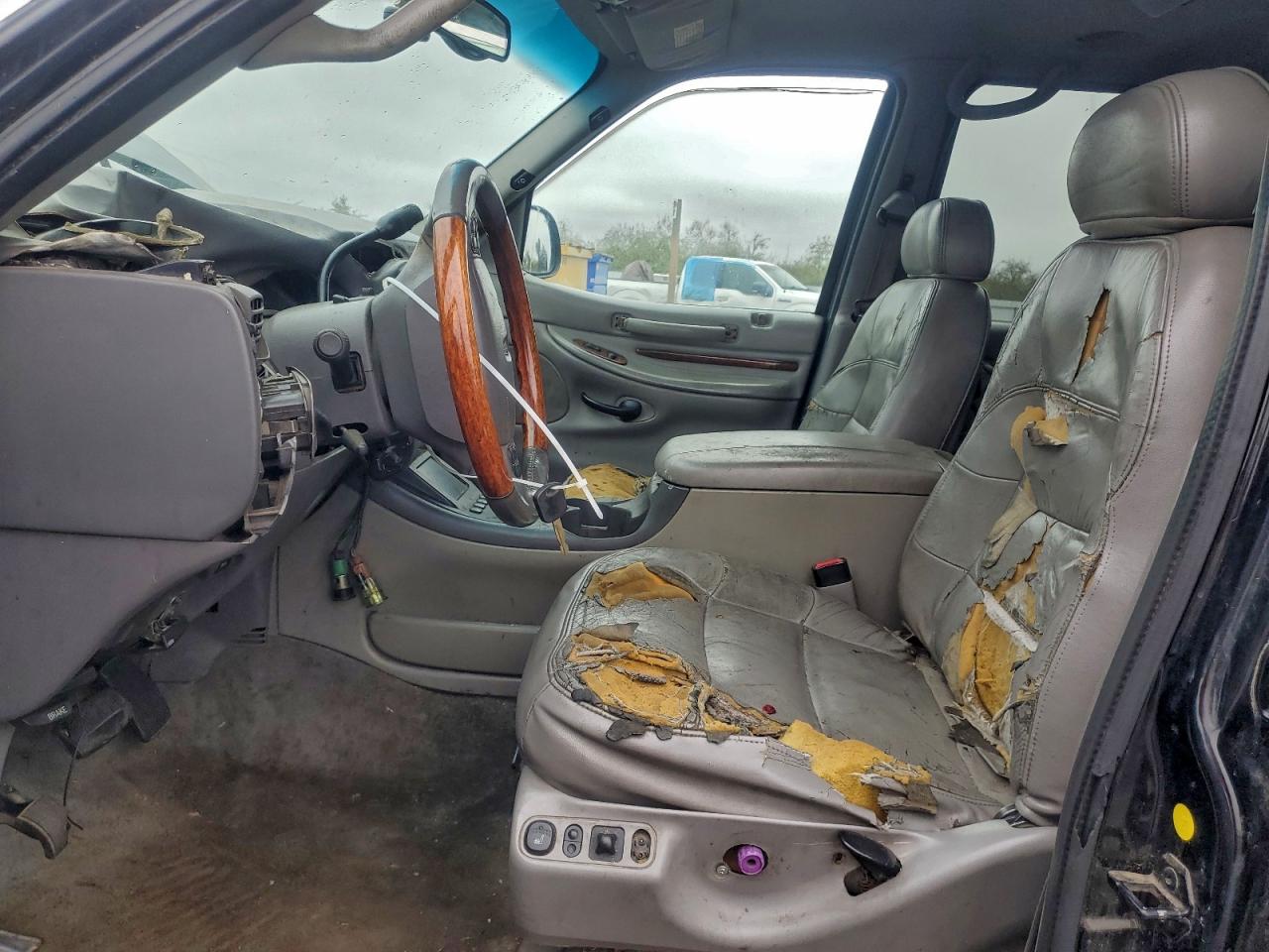 2000 Lincoln Navigator VIN: 5LMPU28A8YLJ15914 Lot: 93153815