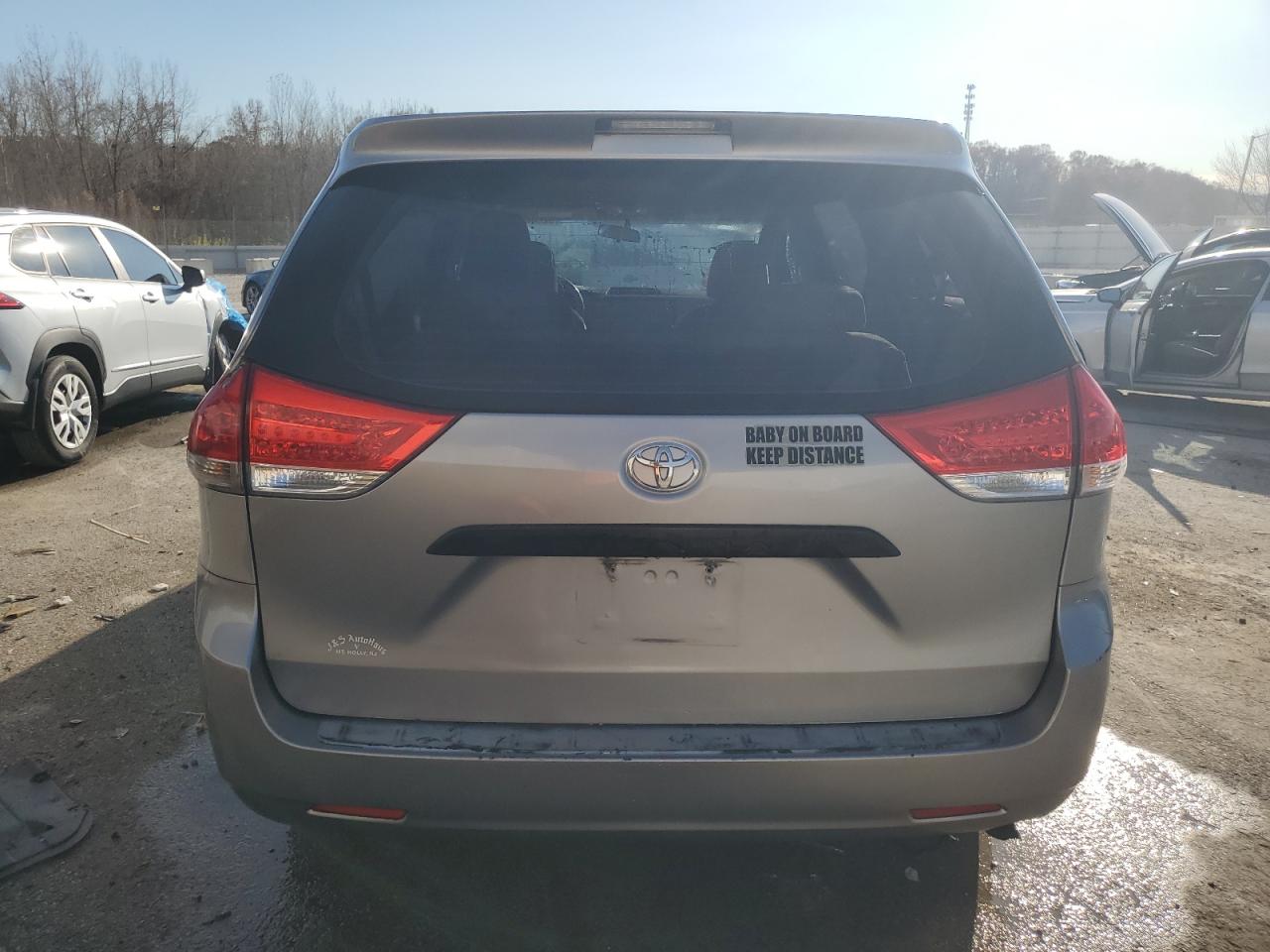 2011 Toyota Sienna VIN: 5TDZK3DC2BS155527 Lot: 92802835