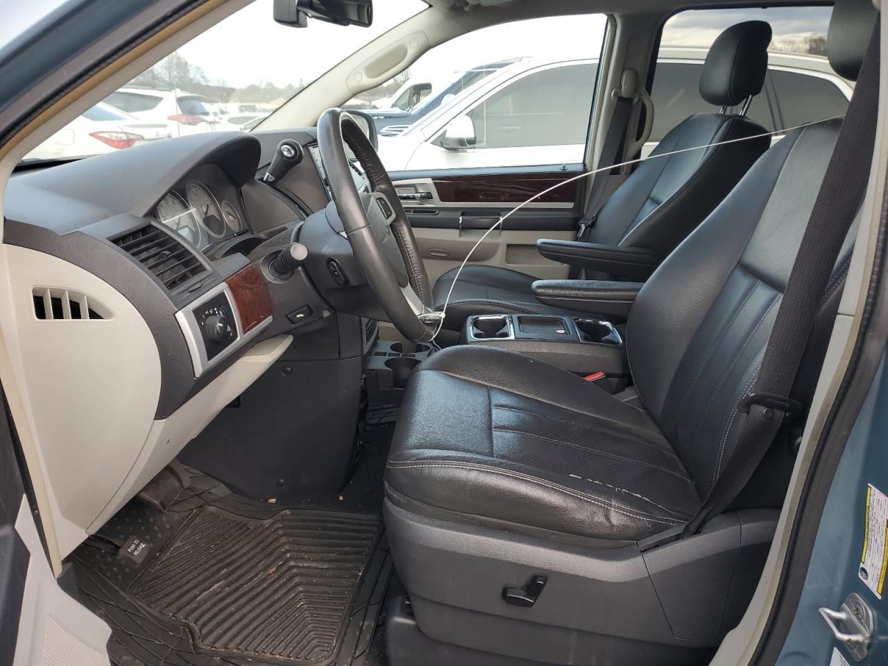 2010 Chrysler Town & Country Touring Plus VIN: 2A4RR8D17AR415803 Lot: 92687255