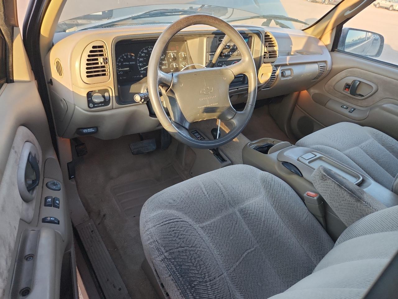 1996 Chevrolet Gmt-400 K1500 VIN: 2GCEK19R5T1111160 Lot: 92922815