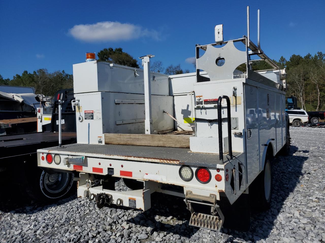 2013 Ford F450 Super Duty Bucket Truck white null gas 1FDUF4GY0DEB05287 photo #4