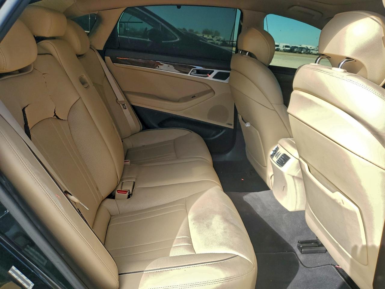 2015 Hyundai Genesis 3.8L VIN: KMHGN4JE2FU032818 Lot: 94365065