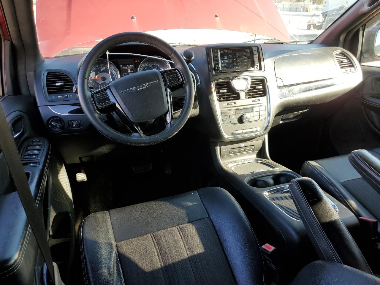 2015 Chrysler Town & Country S VIN: 2C4RC1HG0FR618620 Lot: 92331895