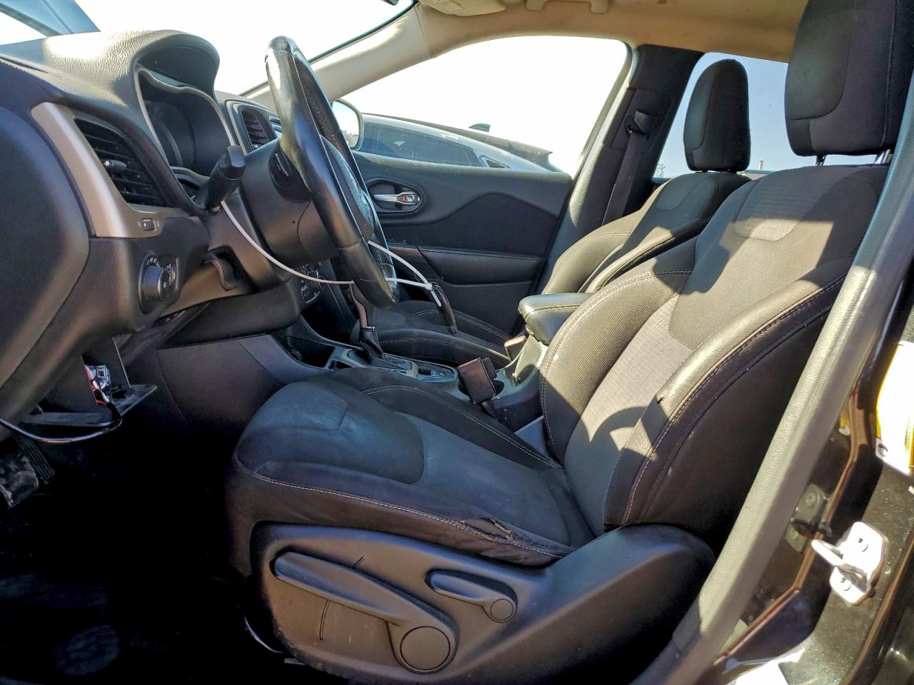 2015 Jeep Cherokee Latitude VIN: 1C4PJLCB8FW683310 Lot: 94810485