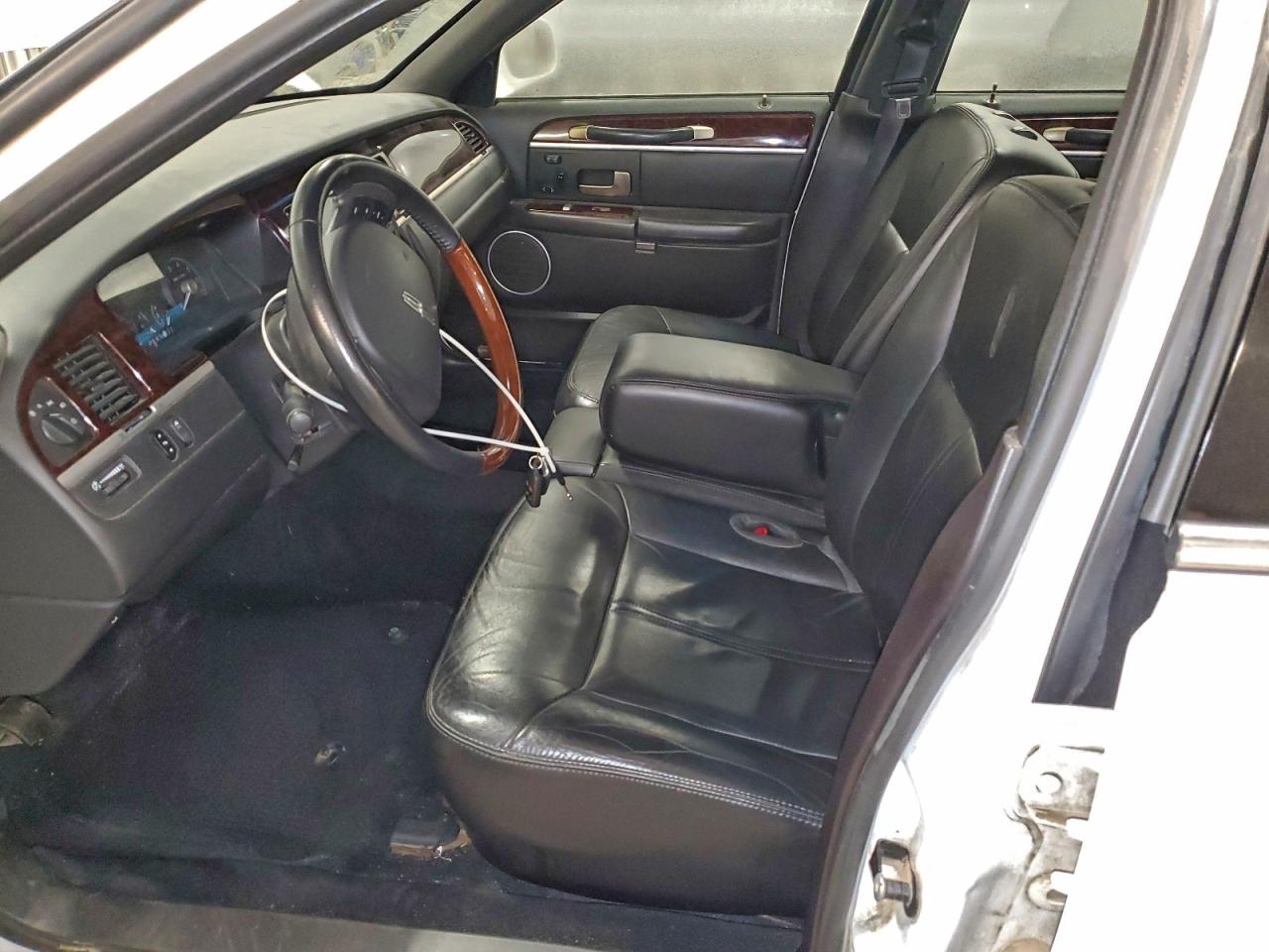 2011 Lincoln Town Car Signature Limited VIN: 2LNBL8CV7BX753398 Lot: 94252055