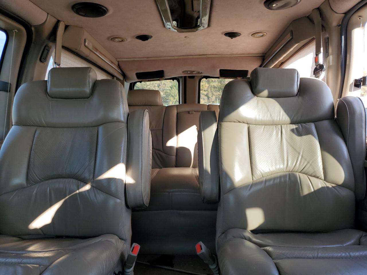 2003 Chevrolet Express G1500 VIN: 1GBFG15T031137988 Lot: 92694165