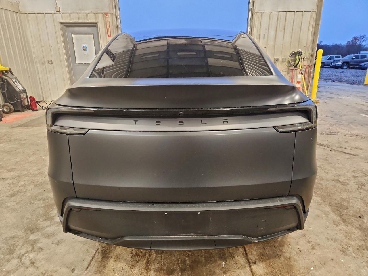 2026 Tesla Model Y VIN: 7SAYGDEE0TF379181 Lot: 93901025