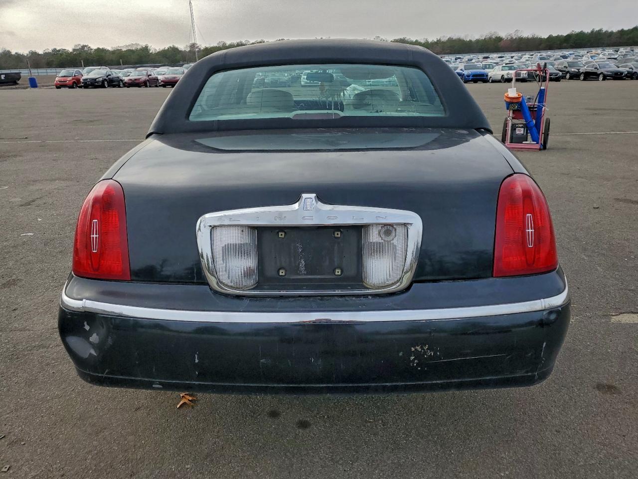 1998 Lincoln Town Car Signature VIN: 1LNFM82WXWY658820 Lot: 94056665