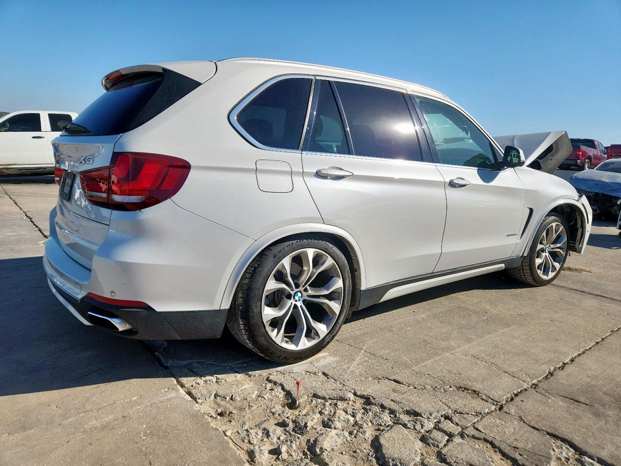 Фото: 5UXKR2C57J0Z16644