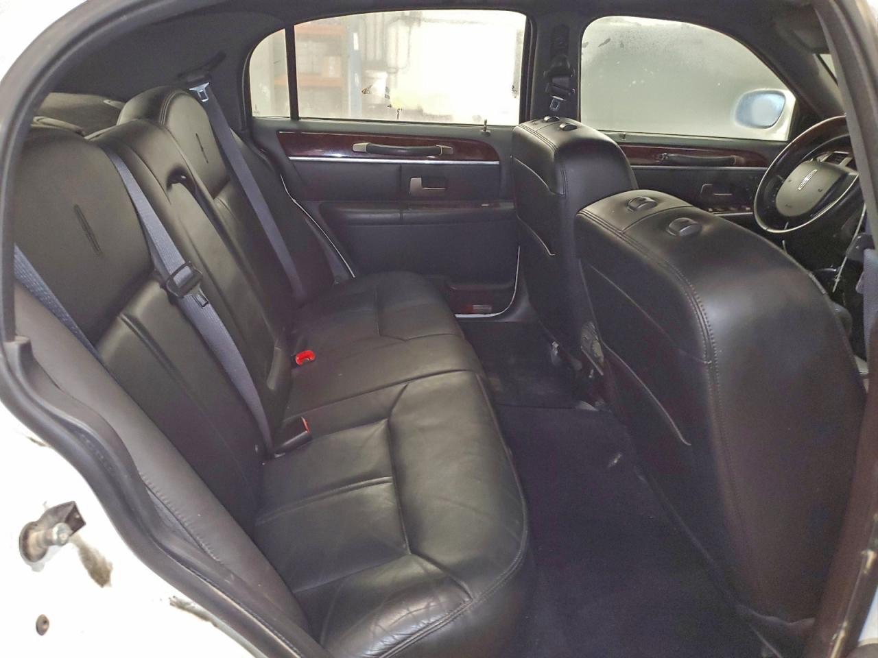 2011 Lincoln Town Car Signature Limited VIN: 2LNBL8CV7BX753398 Lot: 94252055