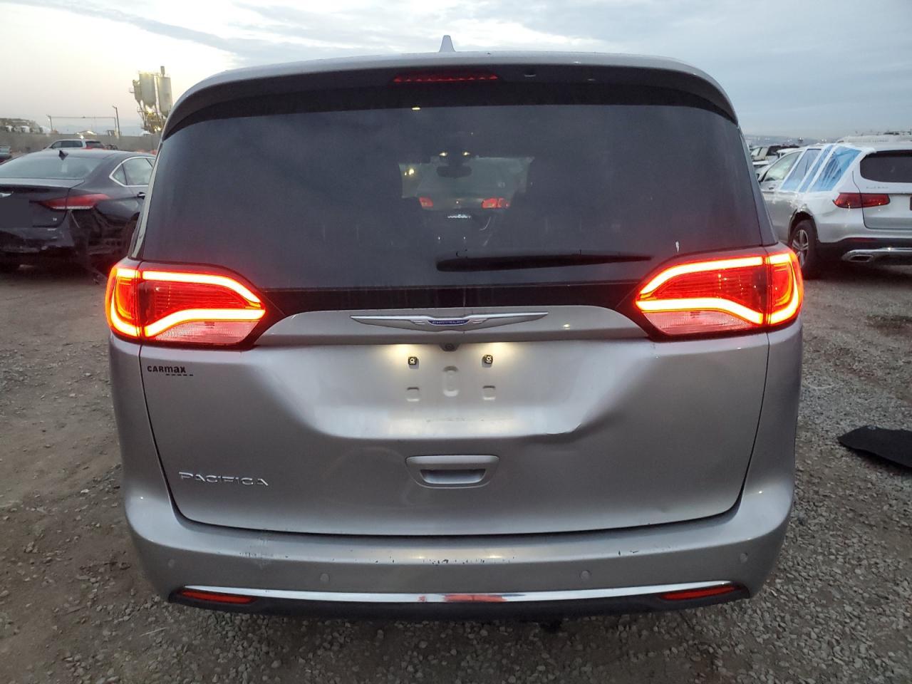 2018 Chrysler Pacifica Touring L VIN: 2C4RC1BG5JR321991 Lot: 92948635