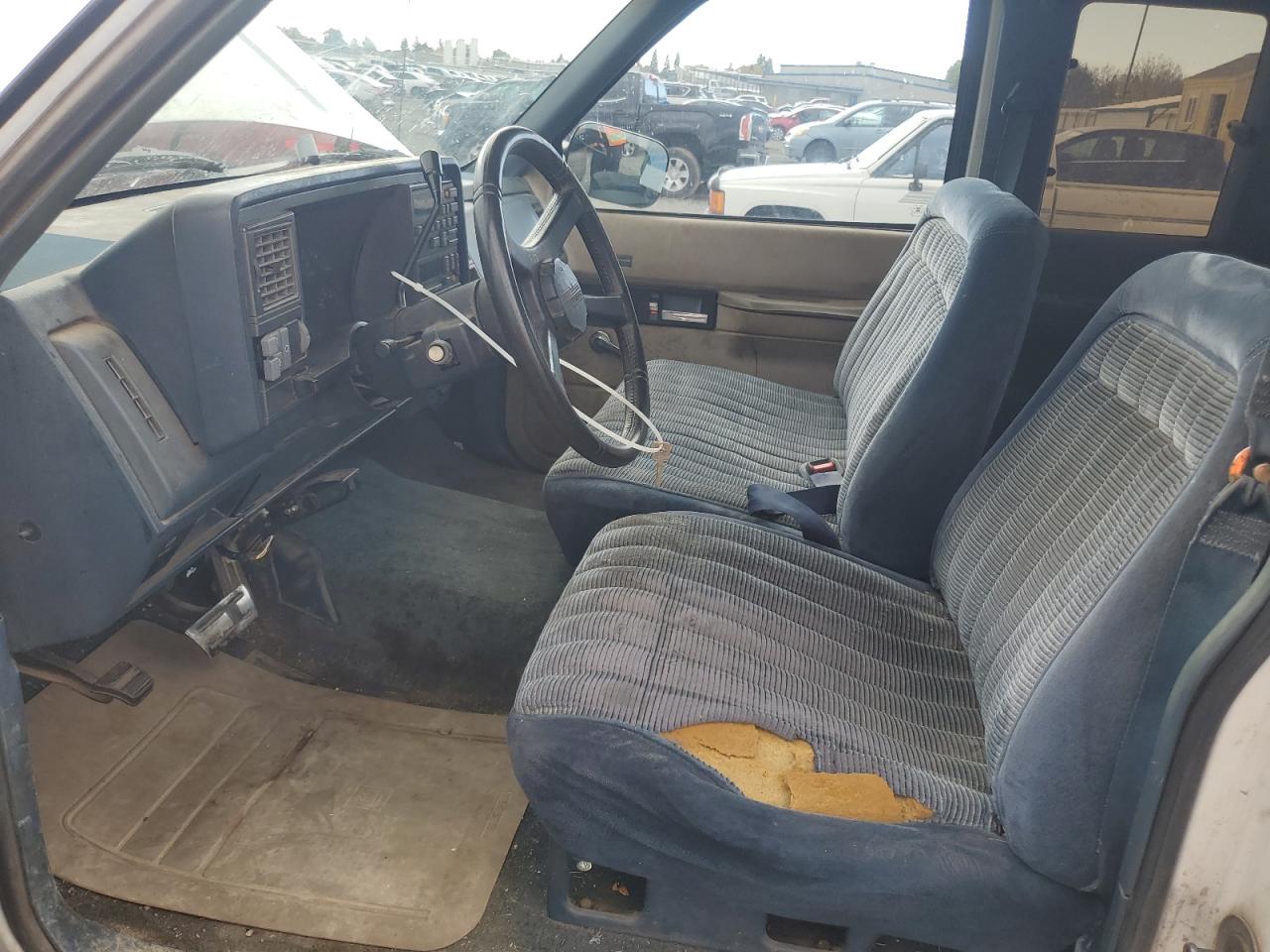 1990 Chevrolet Gmt-400 C2500 VIN: 2GCFC29K4L1174275 Lot: 91733965