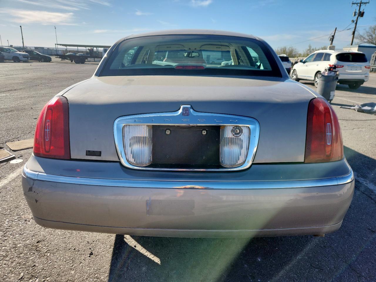 2001 Lincoln Town Car Signature VIN: 1LNHM82W51Y607274 Lot: 92102485