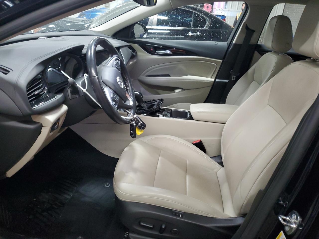 2018 Buick Regal Tourx Essence VIN: W04GV8SX8J1166751 Lot: 92306615