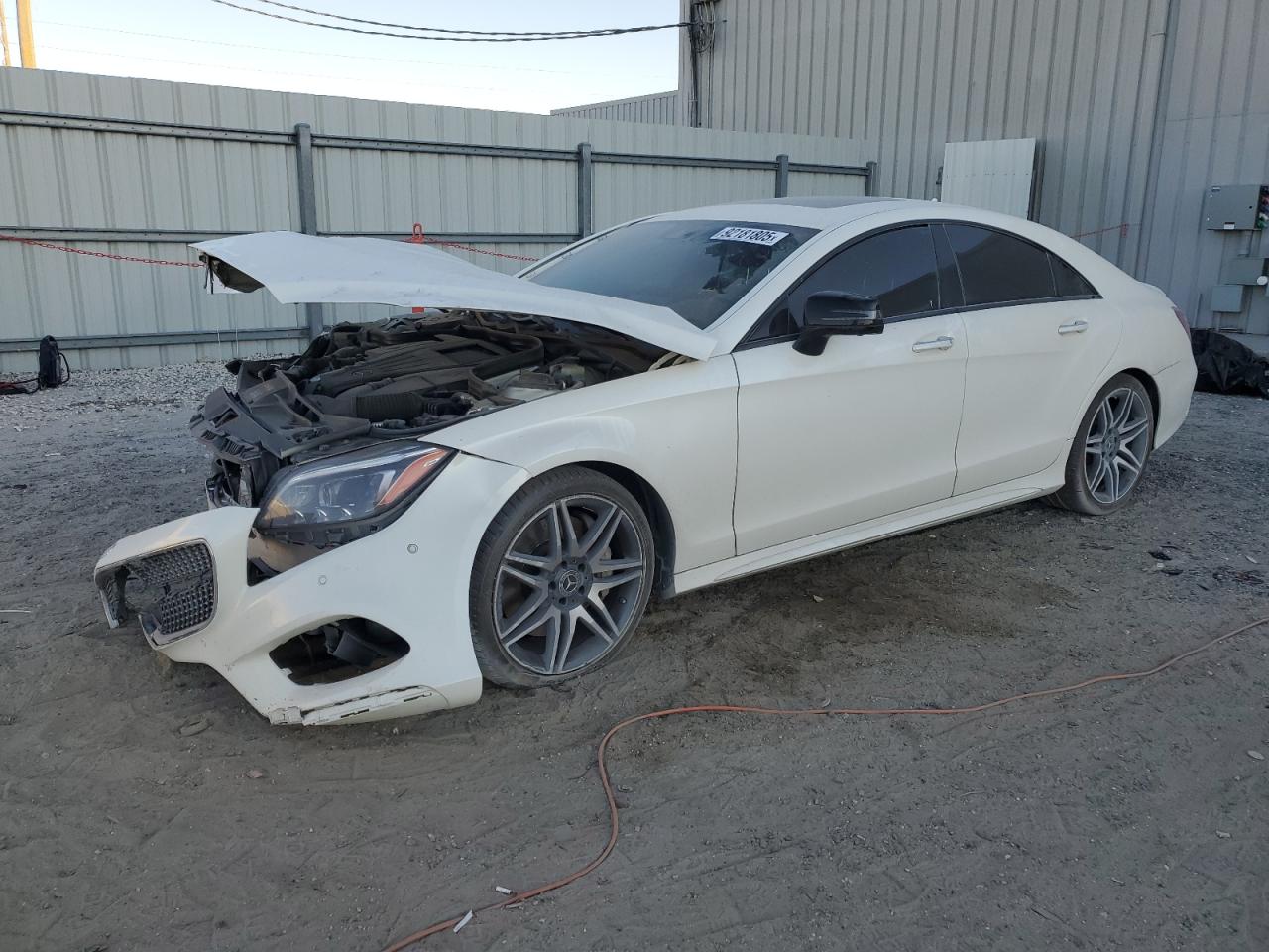 Фото: WDDLJ7DB1JA204788